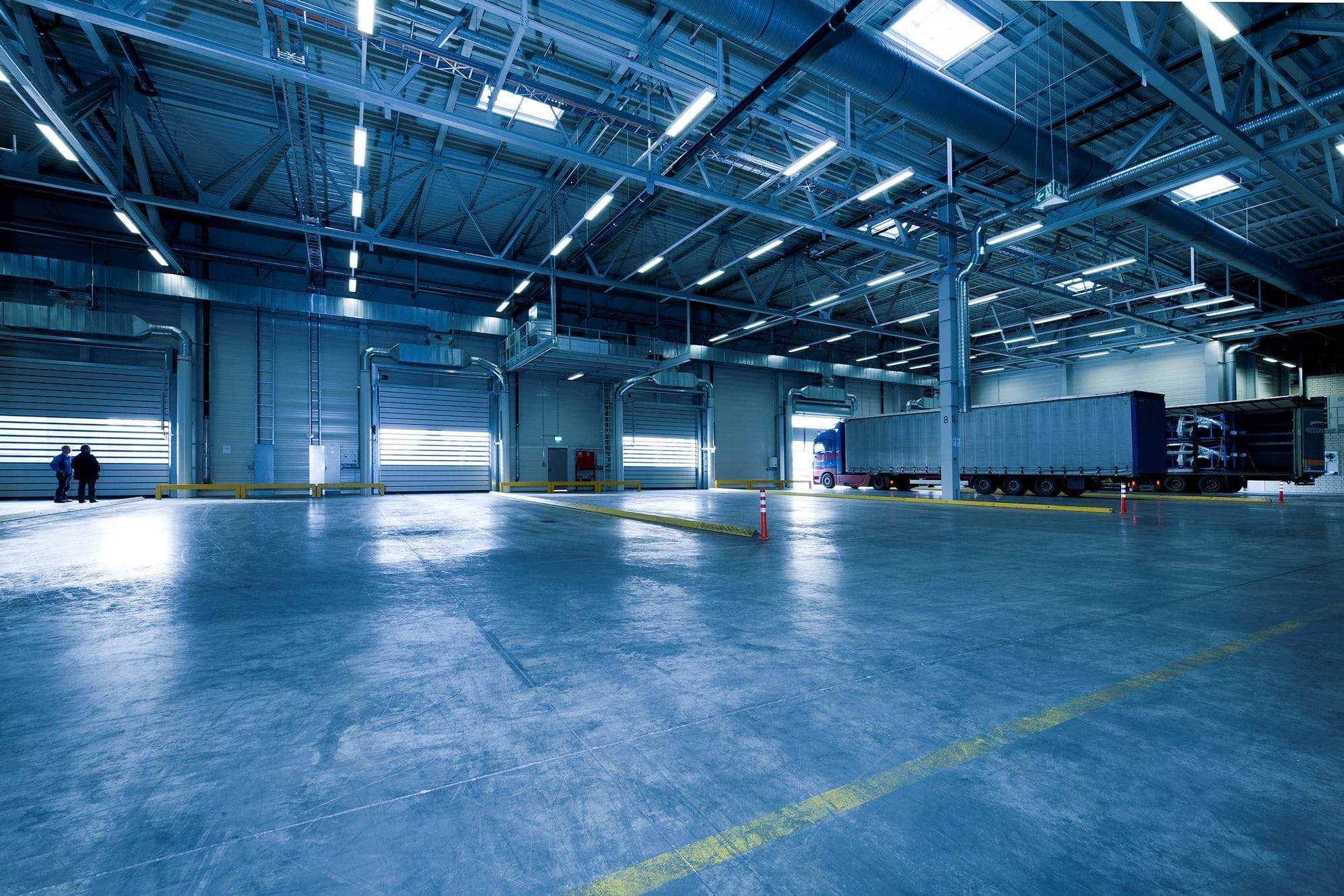 entrepôt d'un prestataire logistique, vision sur les quais d'expédition
