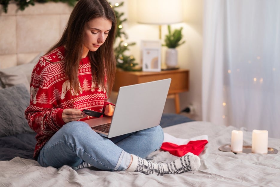 jeune femme en train de passer une commande en ligne sur un site de e-commerce pendant la période du black friday