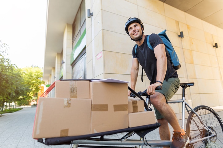 un homme qui livre avec son vélo