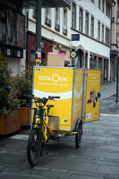 vélo électrique dans la rue pendant une livraison