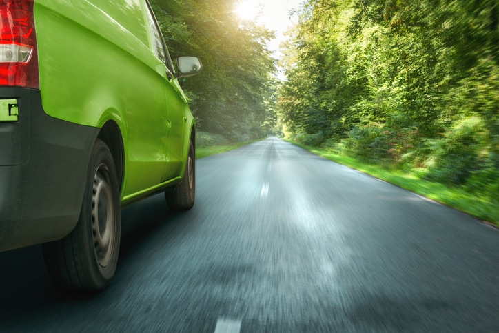 camion vert sur la route de sa livraison