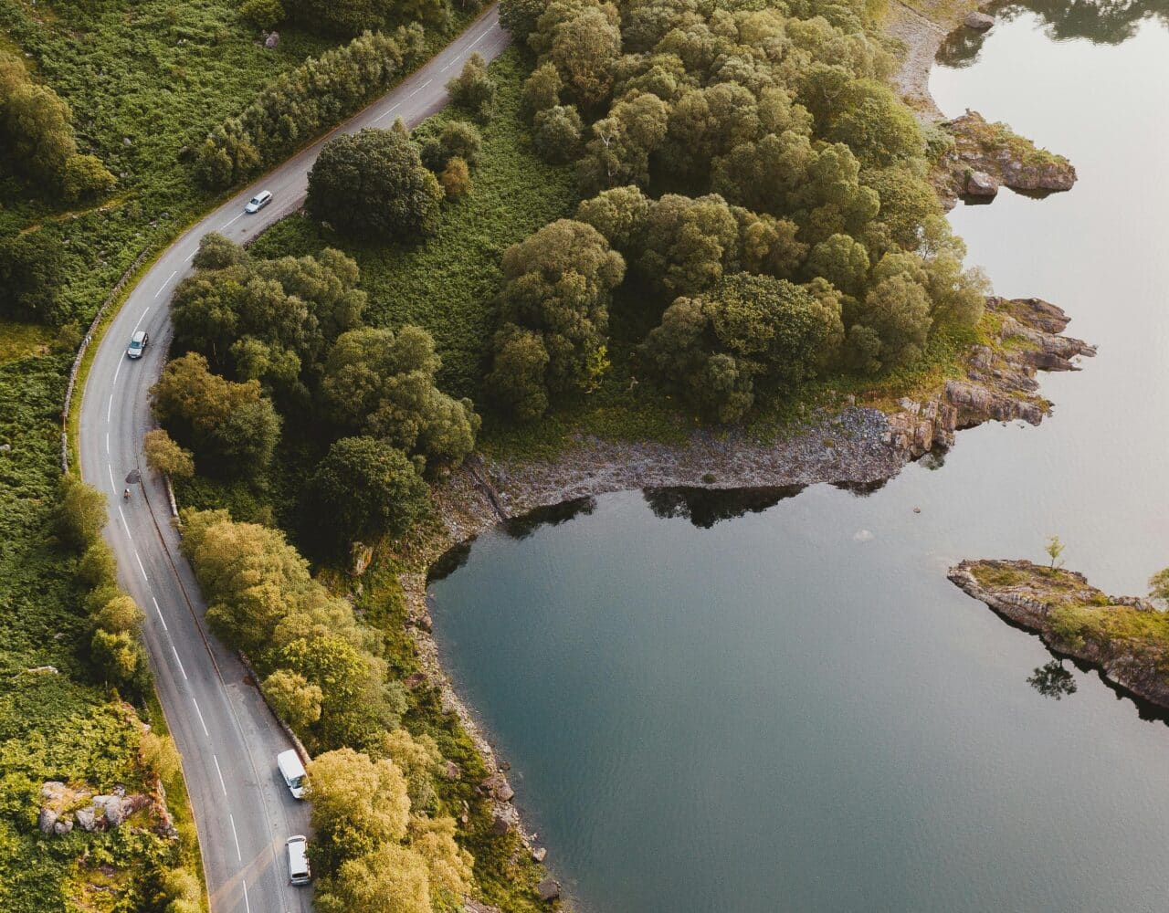 route dans un paysage vert pour une logistique verte