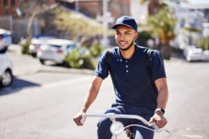 un homme qui effectue une livraison avec son vélo