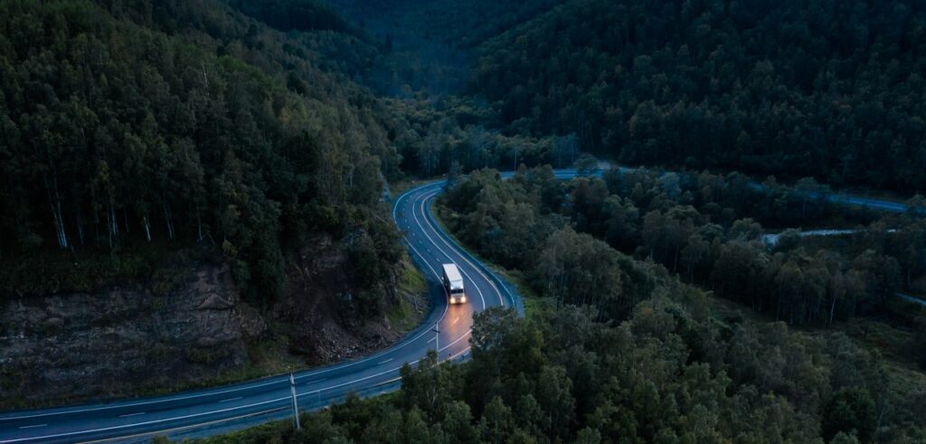 la vue d'un camion dans la forêt qui effectue une tournée de livraison