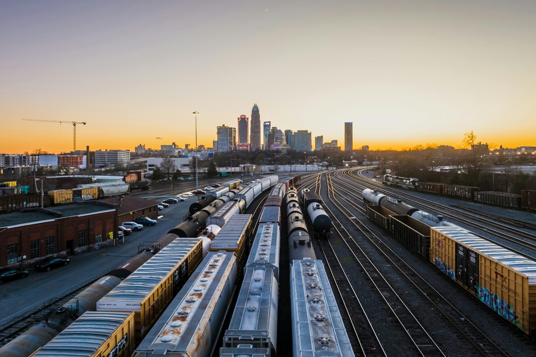 représentation de trains de marchandises à l'arrêt dans une gare ferroviaire