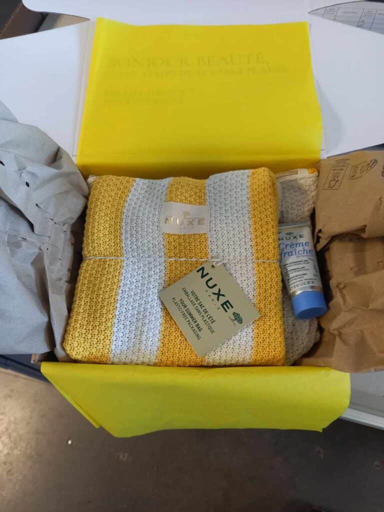 unboxing d'une boite e-commerce Nuxe à l'été 2025
