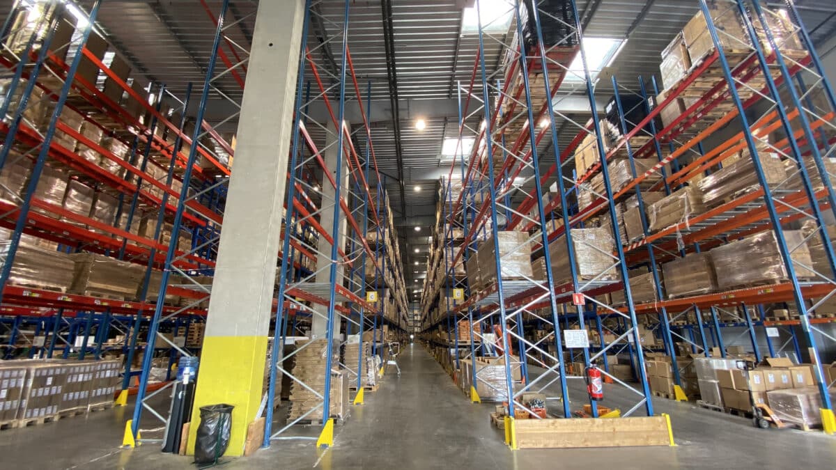 racks au sein d'une plateforme logistique