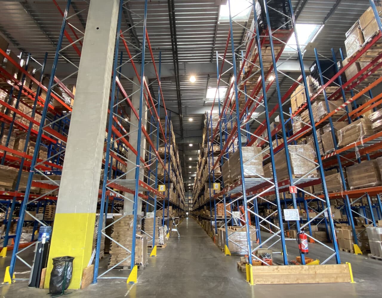 racks au sein d'une plateforme logistique
