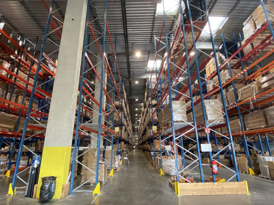 racks au sein d'une plateforme logistique