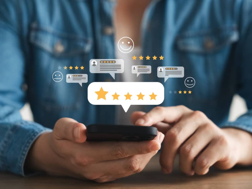 une personne qui regarde les notifications sur son téléphone