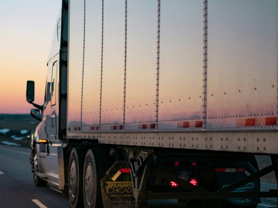 un camion de fret blanc sur la route en fin de journée photo