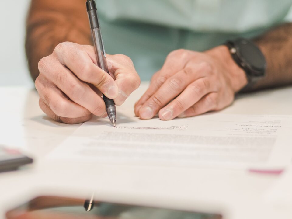 mains posées sur un document papier