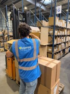 un opération réceptionne un carton de marchandise