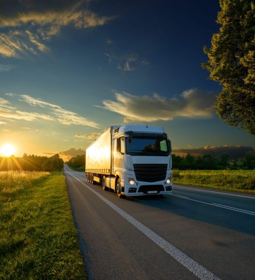 camion en train de rouler sur une route départementale